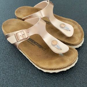 Girls rose gold Birkenstock Gizeh size 32/Kids 1